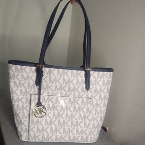 MICHAEL Kors Jet Set Large Snap Pocket
Tote Blue